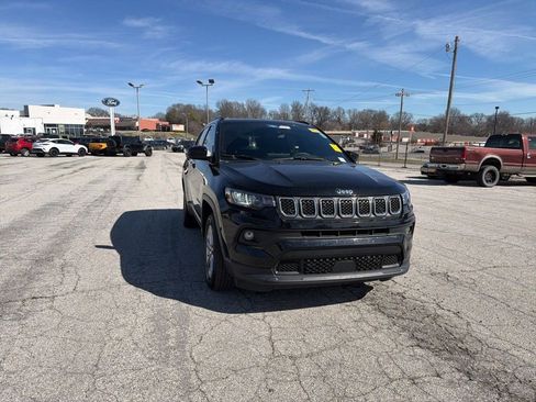 Used 2024 Jeep Compass Latitude image 4