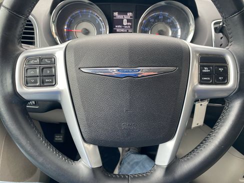 Used 2013 Chrysler Town & Country Touring image 18