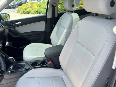 Used 2020 Volkswagen Tiguan SE w/ Panoramic Sunroof Package AWD/4WD image 17