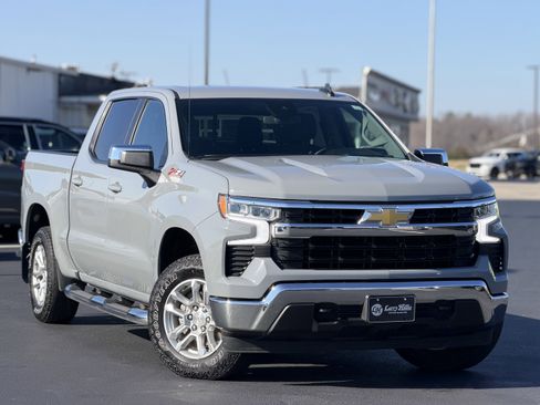 Used 2024 Chevrolet Silverado 1500 LT w/ Z71 Off-Road Package image 2
