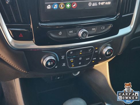 Used 2021 Chevrolet Traverse LT image 24