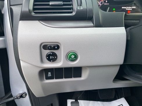 Used 2017 Honda Pilot LX image 18