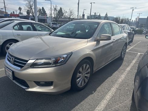 Used 2014 Honda Accord EX image 2