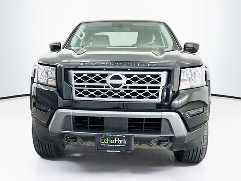 Used 2023 Nissan Frontier SV image 2
