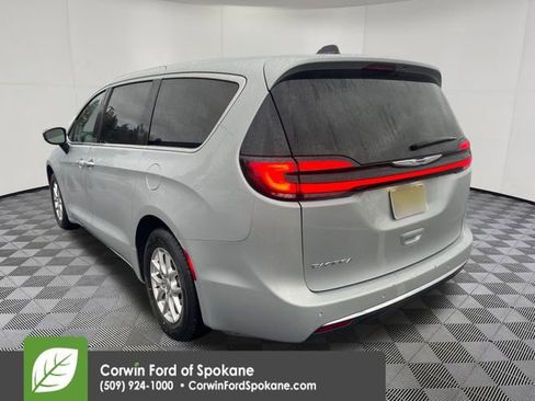 Used 2024 Chrysler Pacifica Touring-L image 19