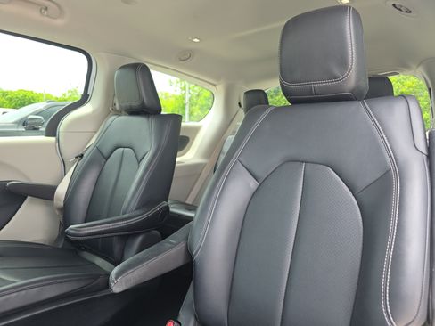 Used 2024 Chrysler Pacifica Limited FWD image 16