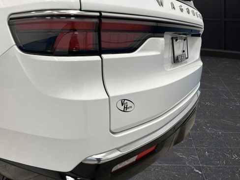 Used 2024 Jeep Wagoneer L 4WD w/ Premium Group I image 38
