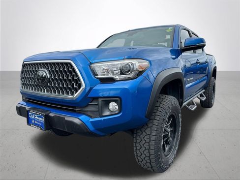Used 2018 Toyota Tacoma TRD Off-Road w/ Technology Package AWD/4WD image 2