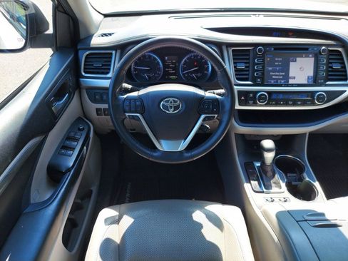Used 2018 Toyota Highlander Limited Platinum AWD/4WD image 10
