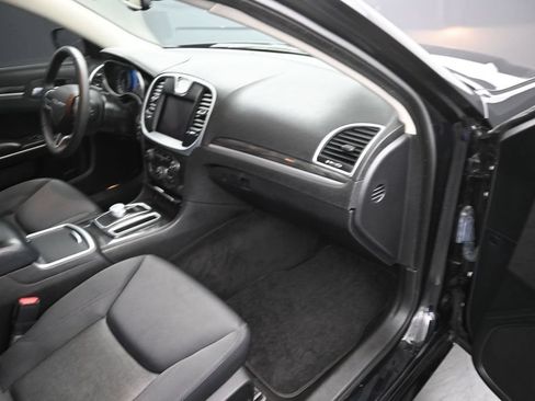 Used 2022 Chrysler 300 Touring w/ Sport Appearance Package RWD image 9