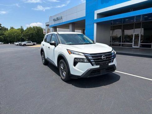 Used 2024 Nissan Rogue S AWD/4WD image 2
