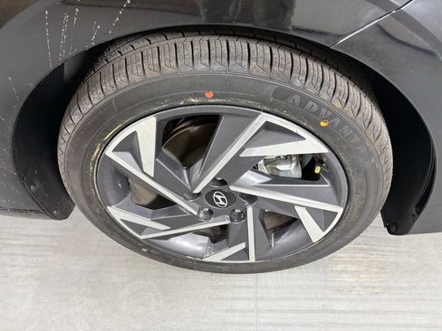 Used 2025 Hyundai Elantra Limited FWD image 10
