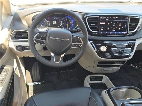 Used 2023 Chrysler Pacifica Touring-L FWD image 11