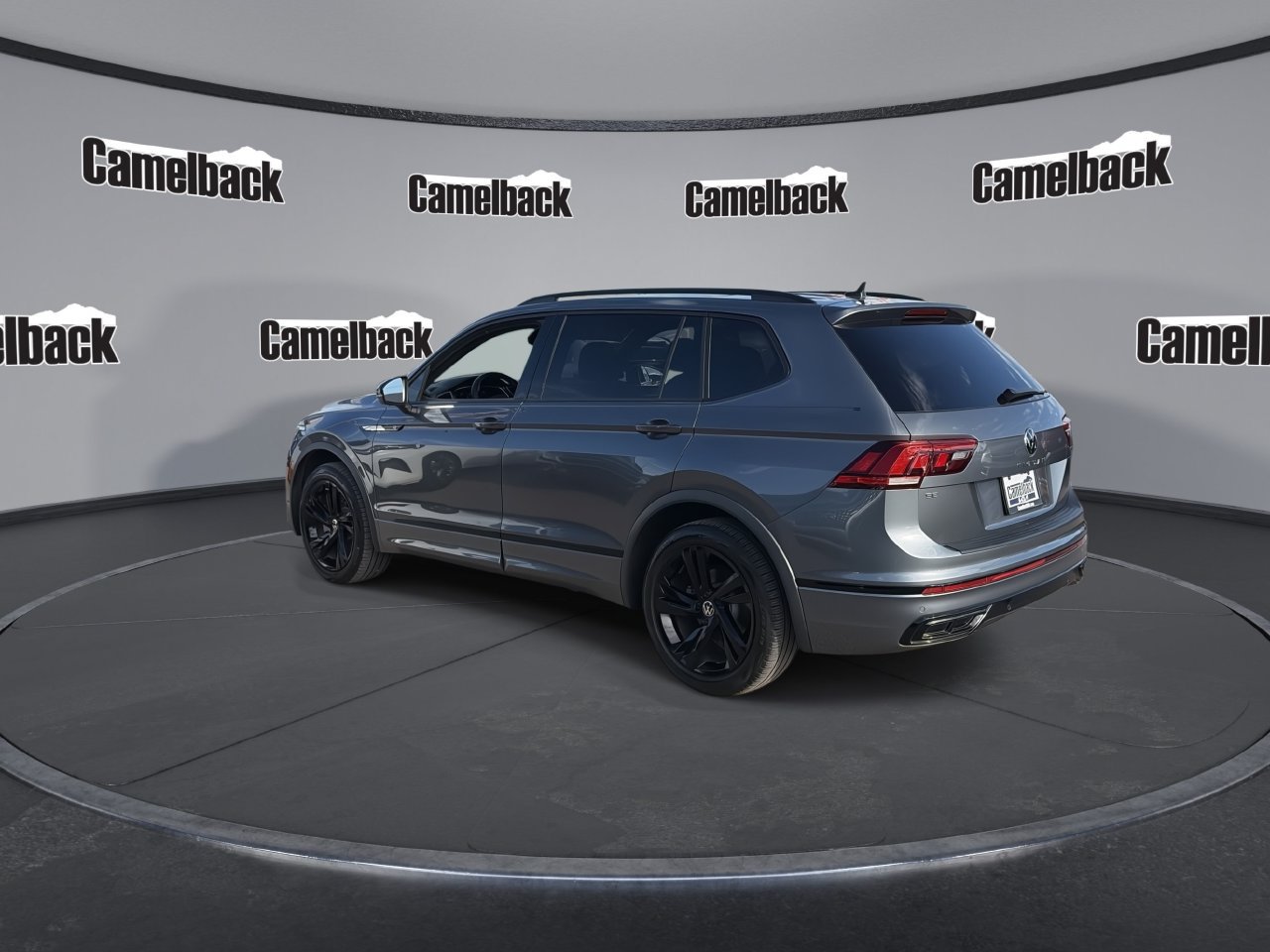 Used 2024 Volkswagen Tiguan SE R-Line FWD image 5