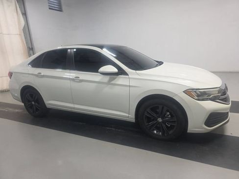 Used 2024 Volkswagen Jetta SE w/ Panoramic Sunroof Package FWD image 2