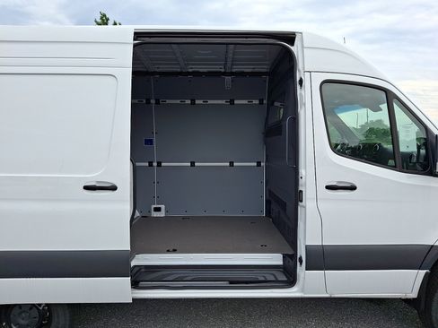 Used 2025 Mercedes-Benz Sprinter 2500 image 9