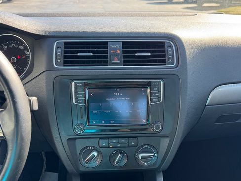 Used 2018 Volkswagen Jetta SE FWD image 17