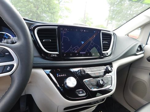 Used 2024 Chrysler Pacifica Limited FWD image 21