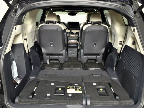Certified 2025 Toyota Sienna Platinum image 28