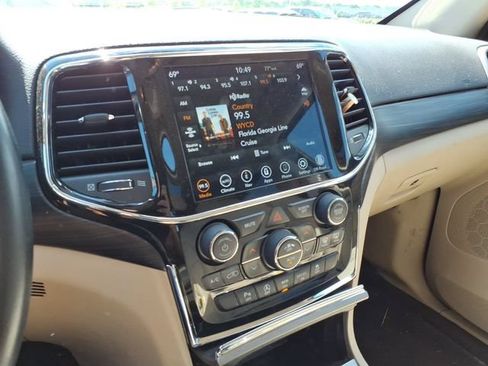 Used 2022 Jeep Grand Cherokee Laredo E AWD/4WD image 10