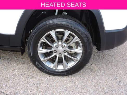 Used 2019 Jeep Cherokee Latitude Plus w/ Cold Weather Group FWD image 16