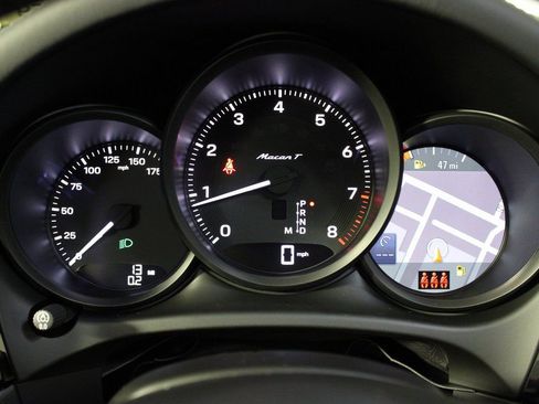 Certified 2025 Porsche Macan Turbo AWD/4WD image 22