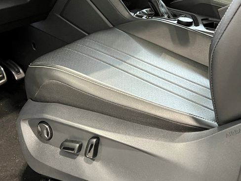 Used 2023 Volkswagen Tiguan SE R-Line image 22