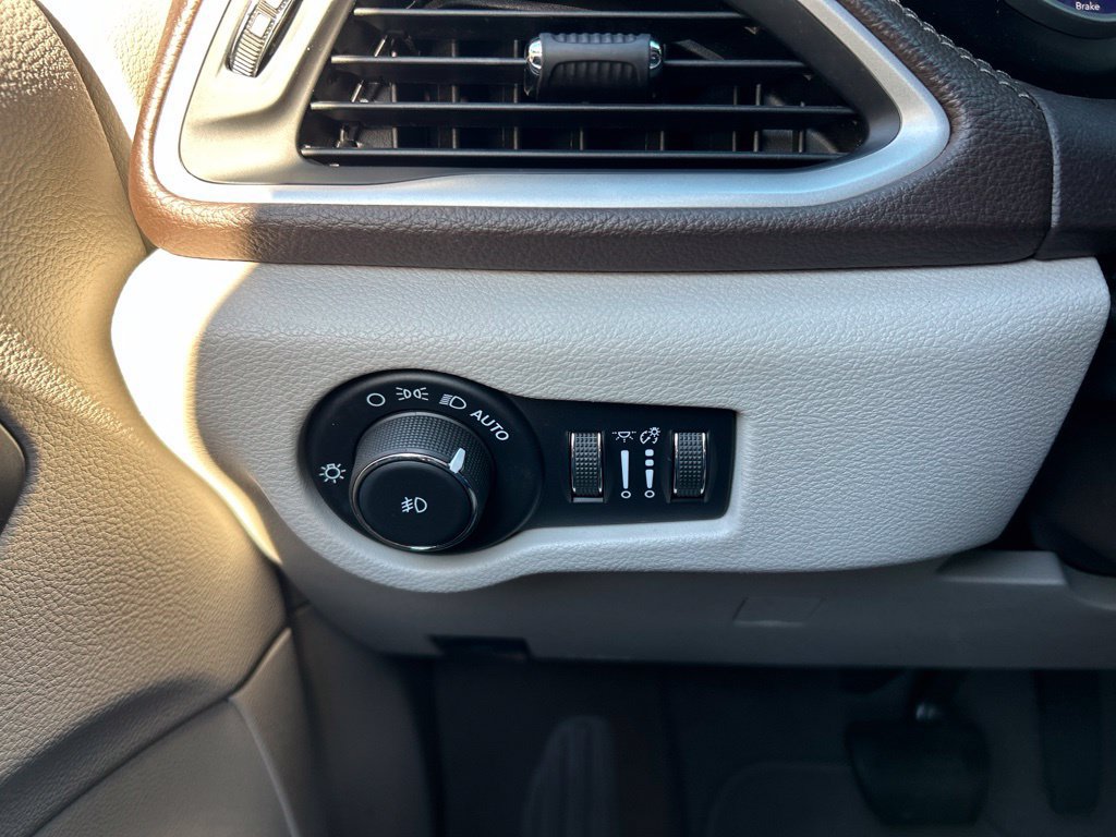 Used 2021 Chrysler Pacifica Touring-L w/ Uconnect Theater Family Group FWD image 57