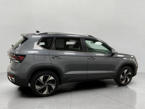 Used 2025 Volkswagen Taos SE AWD/4WD image 32