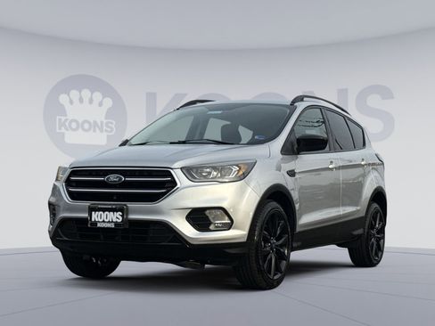 Used 2018 Ford Escape SE w/ SE Sport Appearance Package image 1