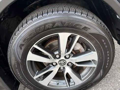 Used 2018 Toyota RAV4 XLE AWD/4WD image 3