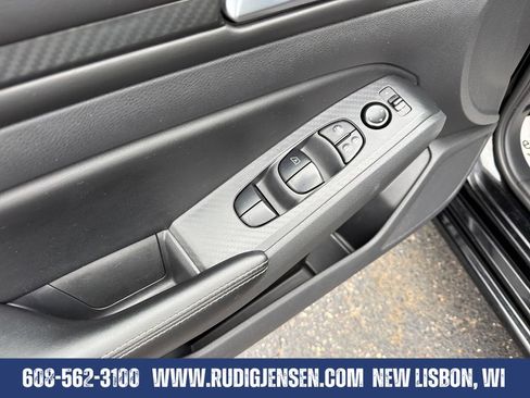Used 2025 Nissan Altima 2.5 SV FWD image 11