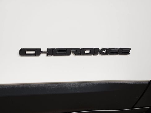 Used 2023 Jeep Cherokee Altitude Lux w/ Lux Elite Package AWD/4WD image 39