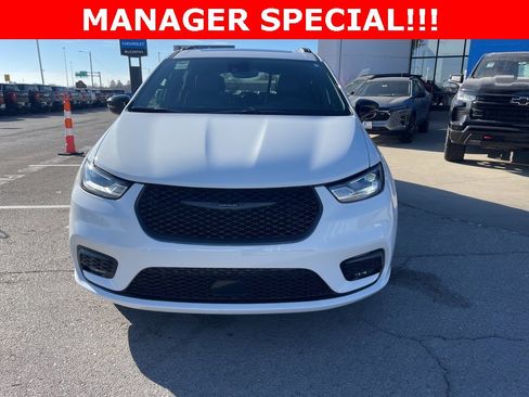 Used 2025 Chrysler Pacifica Limited image 8