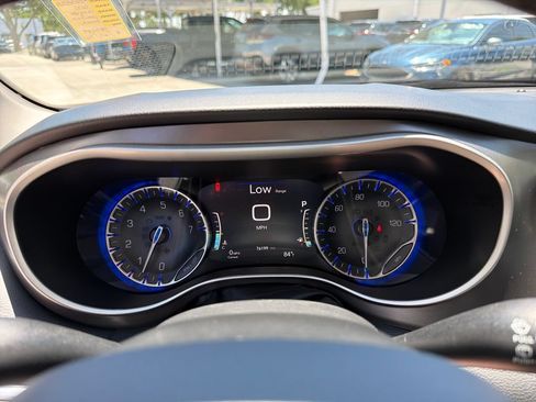 Used 2021 Chrysler Pacifica Touring-L FWD image 22