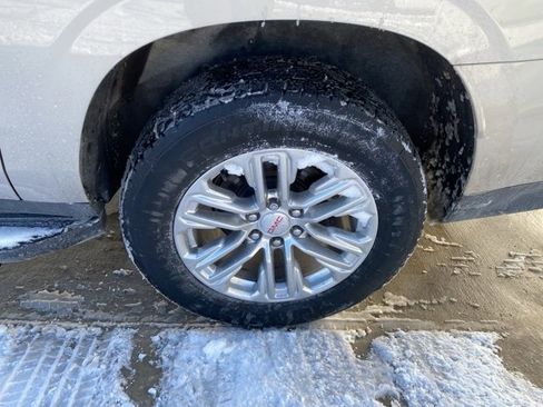 Used 2022 GMC Yukon XL SLT w/ SLT Premium Package image 15