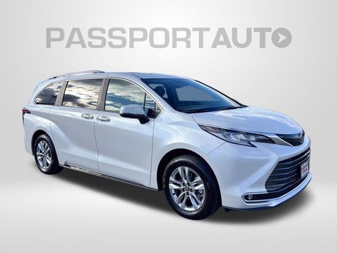 Used 2025 Toyota Sienna Limited image 11