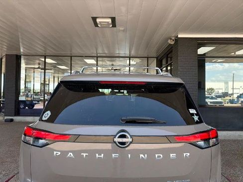 Used 2023 Nissan Pathfinder Platinum FWD image 5