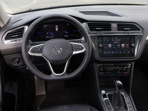 Certified 2022 Volkswagen Tiguan SE w/ Panoramic Sunroof Package image 15