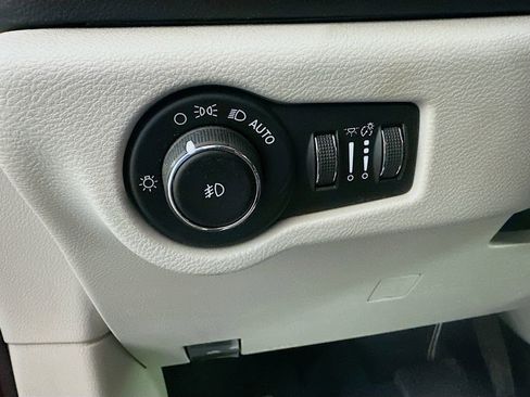 Used 2018 Chrysler Pacifica Touring Plus w/ Tire & Wheel Group image 10