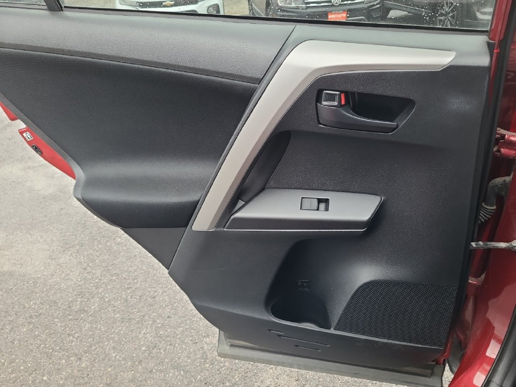Used 2018 Toyota RAV4 LE AWD/4WD image 28