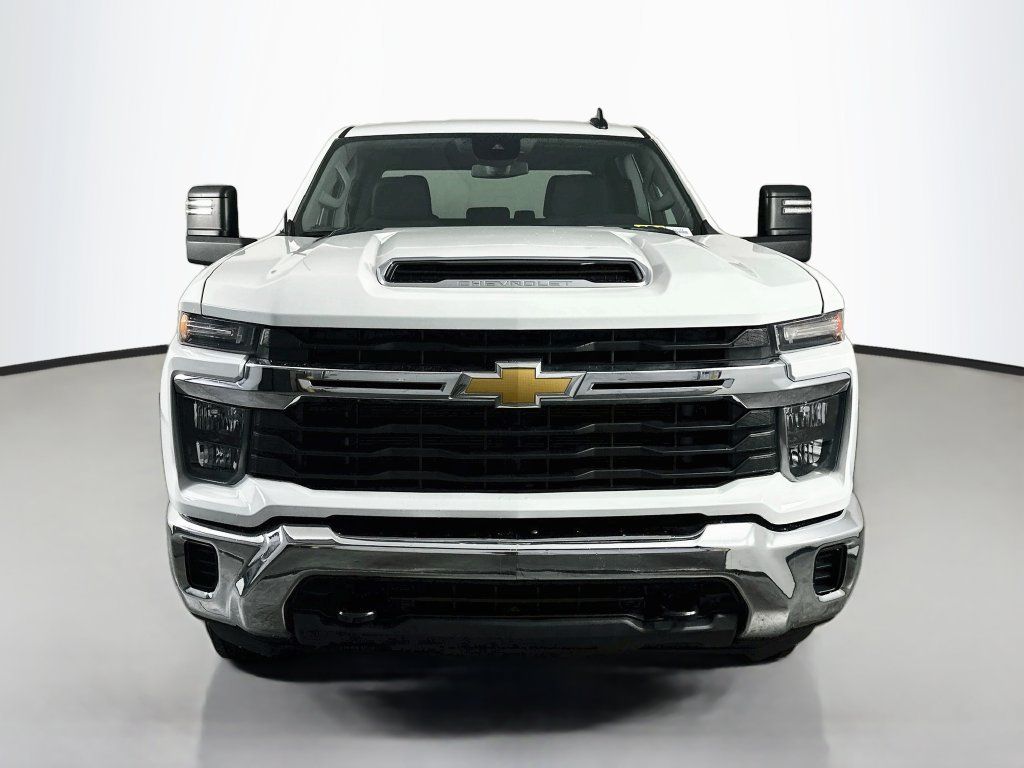 Used 2024 Chevrolet Silverado 2500 LT AWD/4WD image 2