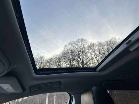 Used 2023 GMC Acadia SLT w/ Technology Package image 16