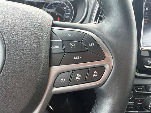 Used 2019 Jeep Cherokee Limited w/ Luxury Group AWD/4WD image 32
