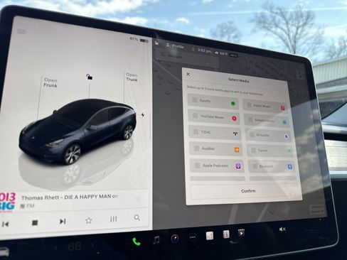 Used 2024 Tesla Model Y Long Range AWD/4WD image 23