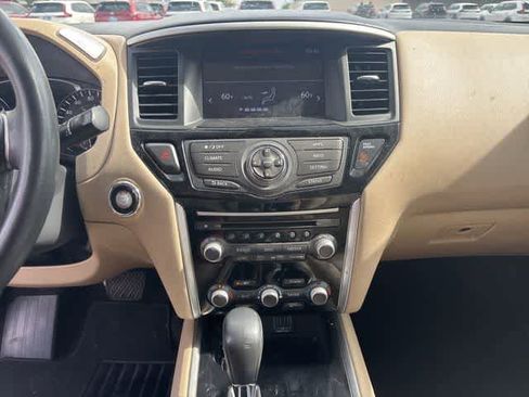 Used 2018 Nissan Pathfinder SV image 18