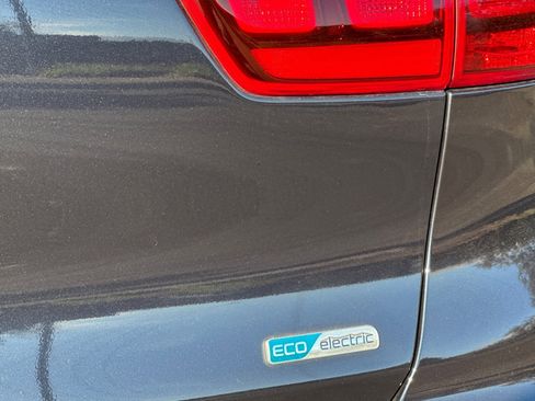 Used 2022 Kia Niro EX image 34