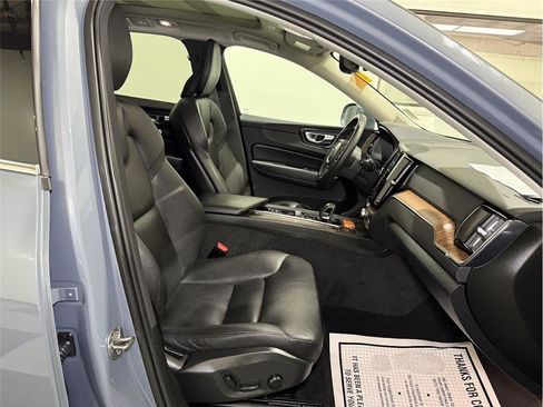 Used 2022 Volvo XC60 B5 Momentum image 29