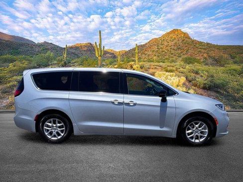 Used 2024 Chrysler Pacifica Touring-L FWD image 3