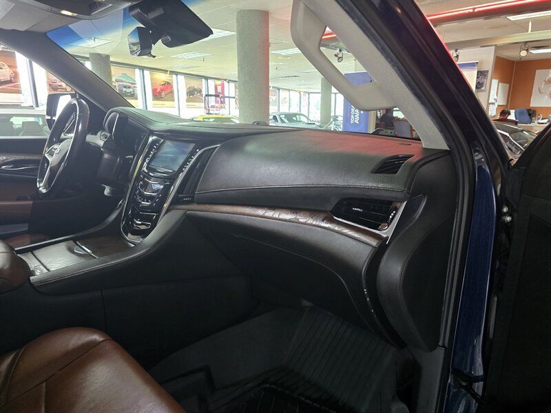 Used 2018 Cadillac Escalade Premium Luxury AWD/4WD image 15